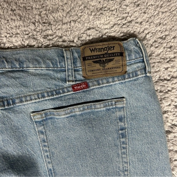 Wrangler Jeans Mens 42 x 32 Relaxed Fit Light Wash Work Outdoors Basic Casual - Picture 3 of 5